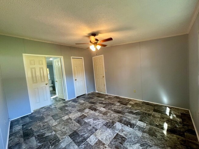 Building Photo - Country Living!