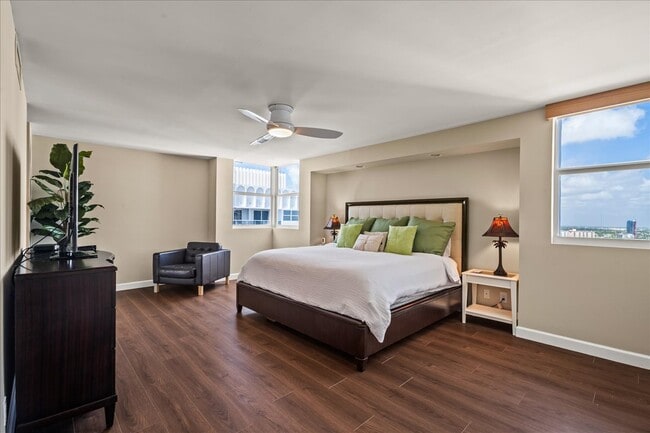 Building Photo - La Mer Condo