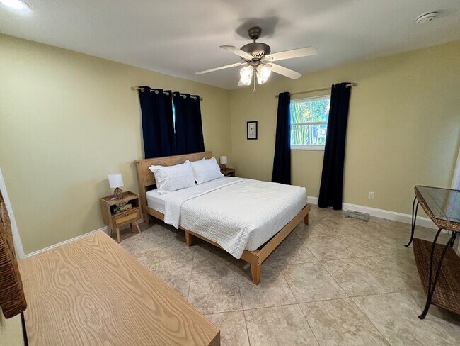 Building Photo - 583 SE Calmoso Dr