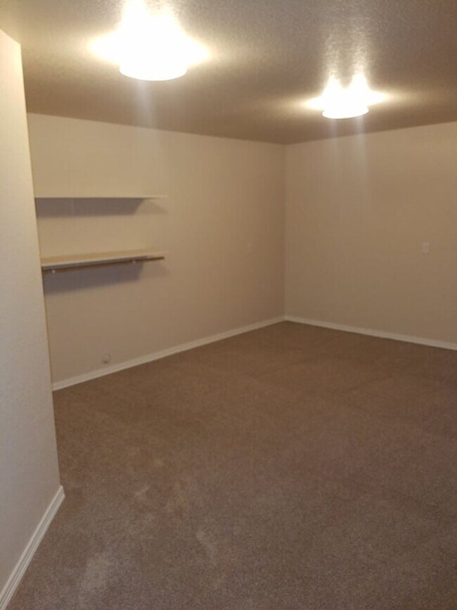 Building Photo - Beautiful Townhouse with Magnificent City Views.