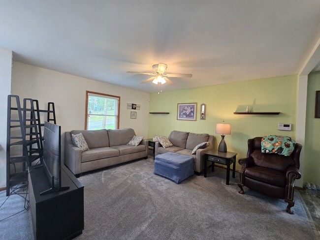 Building Photo - Beautiful Split Entry - 3 Bedroom 2 Bathro...