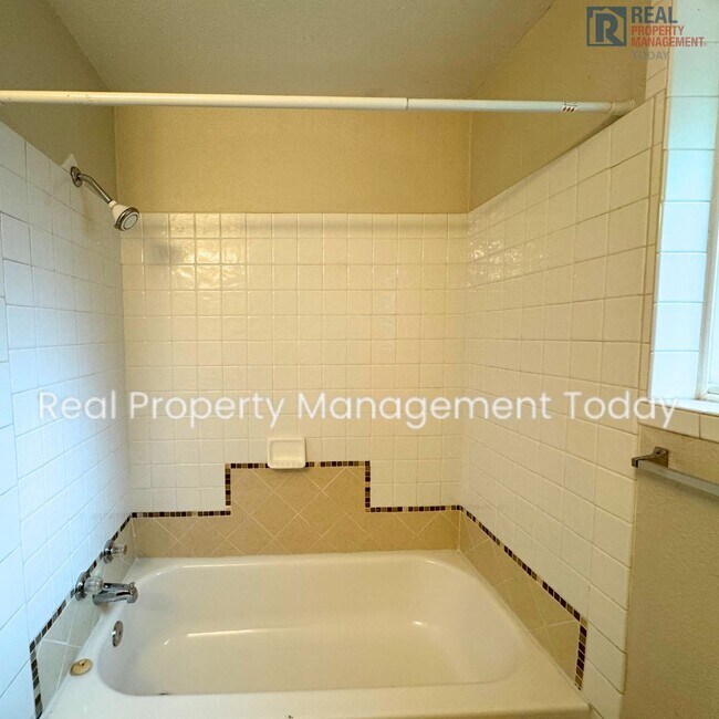 Building Photo - Spacious 5 Bedroom! Move In Ready!