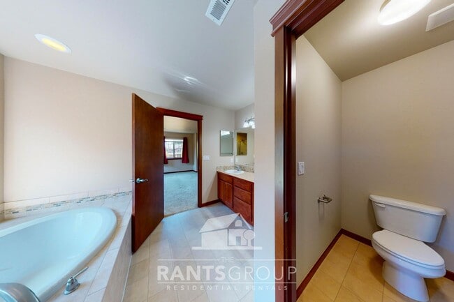 Building Photo - Beautiful Home In Puyallup! Easy JBLM Comm...