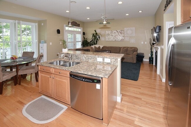 Building Photo - Beautiful Luxury TH with Deck & Patio!