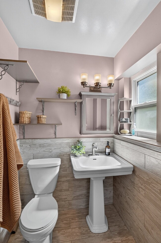 Building Photo - Spacious 4-Bed Oasis with 2 Full Baths
