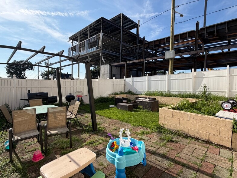 Building Photo - 231 Sedore Ave