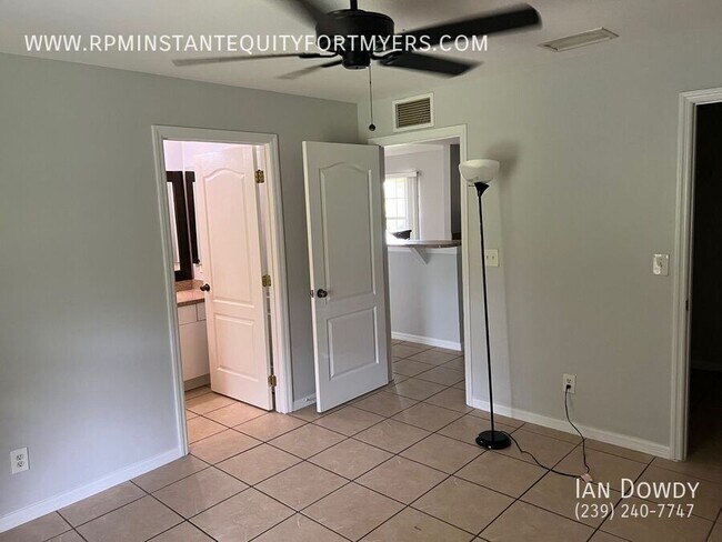 Building Photo - 2531 Sunniland Blvd