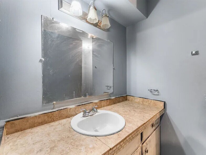 Building Photo - 2405 Summit Dr