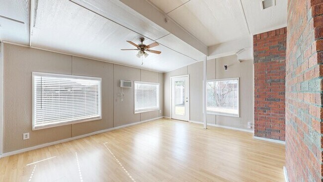 Building Photo - 3 bed 2 bath home, 2 car garage