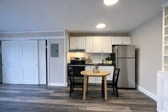 Building Photo - 625 Main St