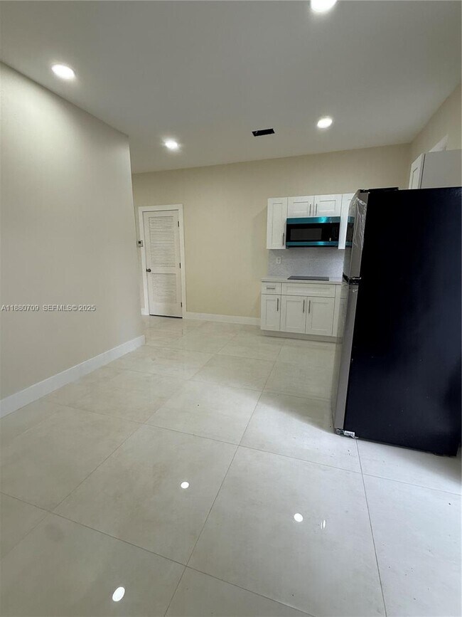 Building Photo - 559 NW 2nd St