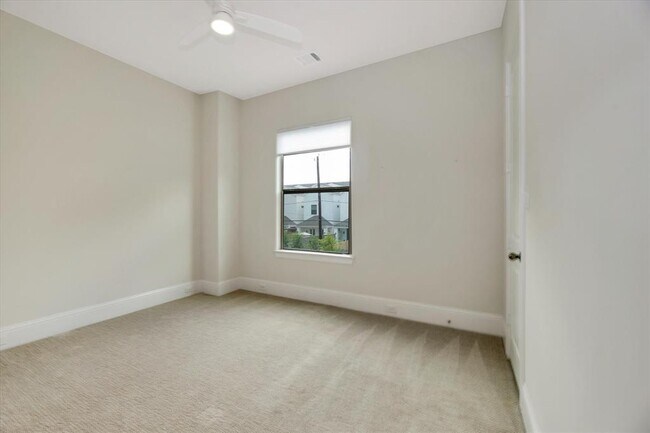 Building Photo - 540 W 26th St