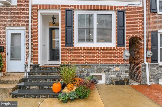 Building Photo - 309 S Adams St