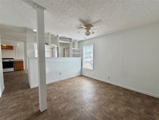 Building Photo - 1125 N Valderas St