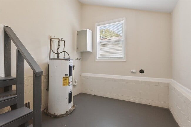 Building Photo - 4BR | 2 Full Baths | Downtown Newport News