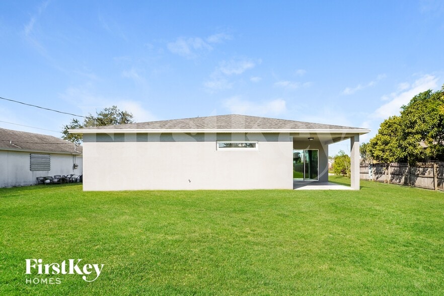 Building Photo - 283 SW Tulip Blvd