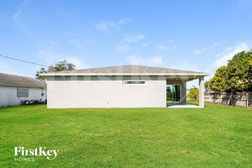 Building Photo - 283 SW Tulip Blvd