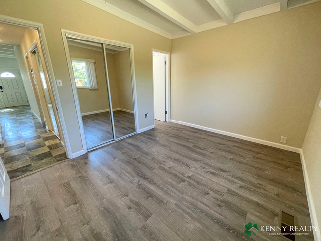 Building Photo - Large 2 Bedroom Home with Bonus room and G...