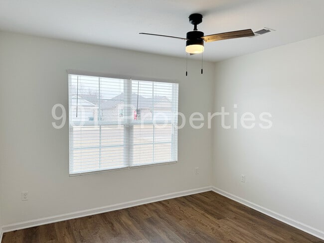 Building Photo - 565 Fernwood Dr