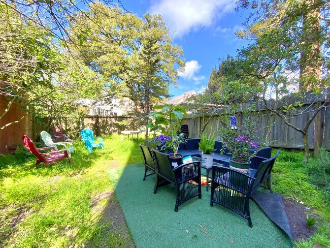 Building Photo - LARGE Full Floor 4BR/2BA. In-Unit Laundry, New Stainless Appliances!