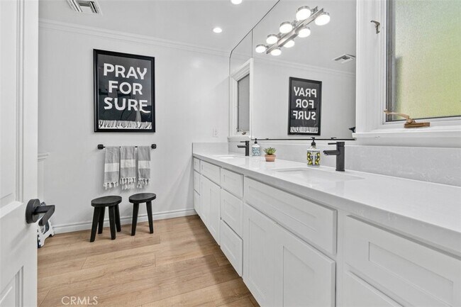 Building Photo - 600 Cliff Dr