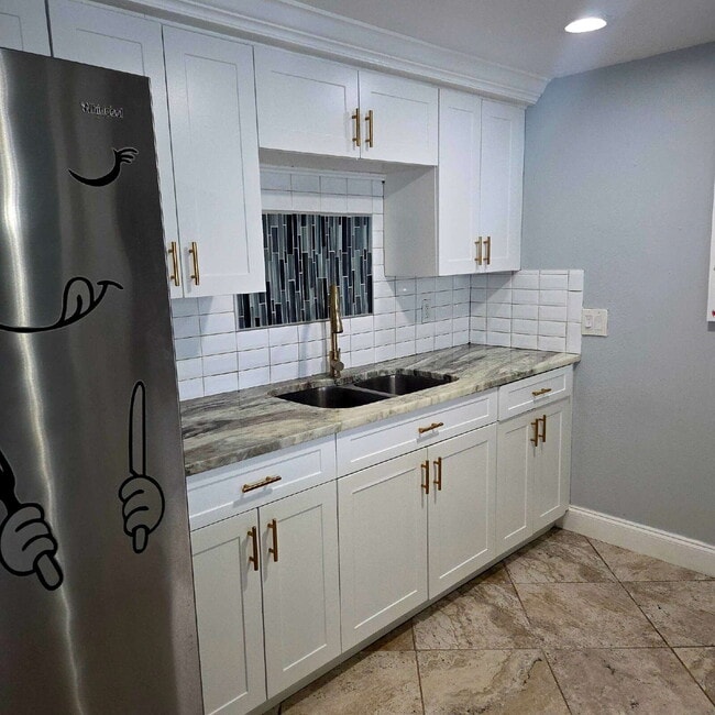 Building Photo - This gorgeous 2/1 house has been remodeled gourmet chef's kitchen, shaker cabinets, granite count...