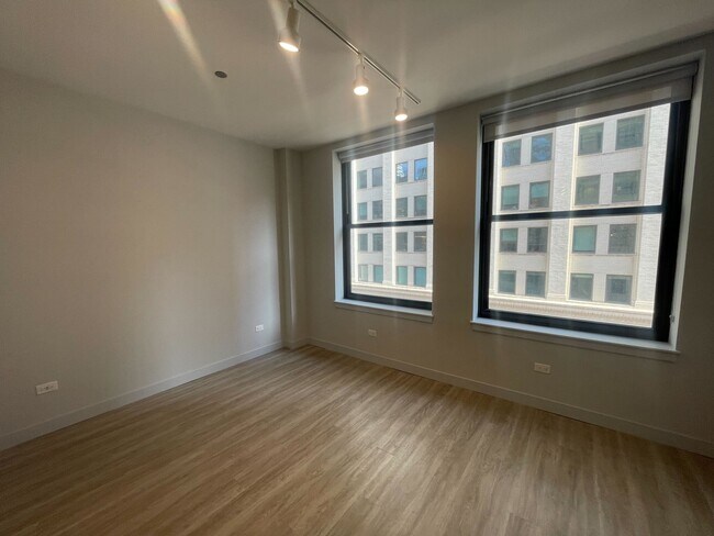 Building Photo - 331 S Wells St