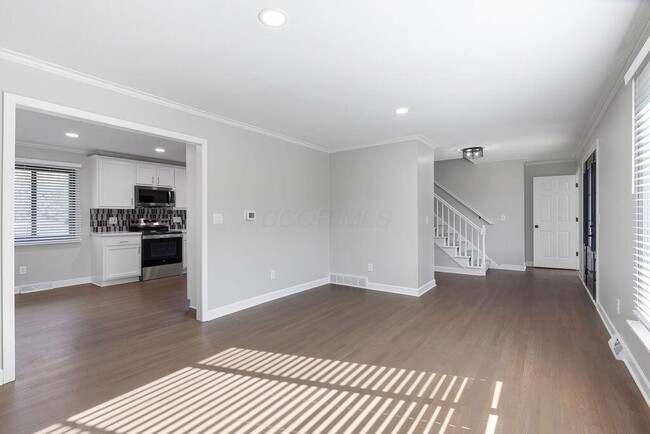 Building Photo - 554 Pointview Dr
