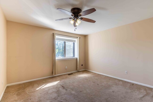 Building Photo - Updated 2 Bedroom 1.5 Bath in Goshen Valley!