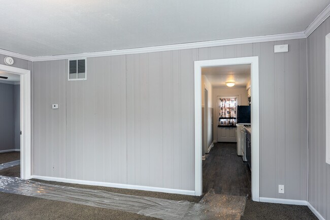 Building Photo - 327 Fairlawn Dr