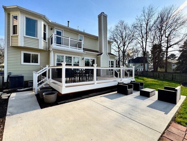 Building Photo - A Fabulous Home w/Water & Golf Course Views Available 05-04-26! Fenced Yard & Dog-Friendly!