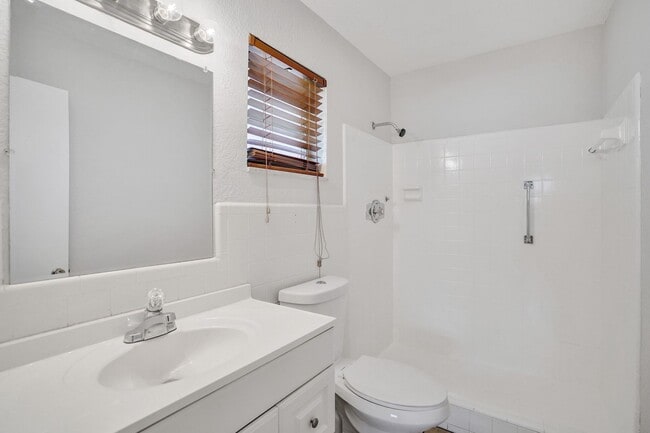 Building Photo - Spacious and beautiful home with a fenced backyard!