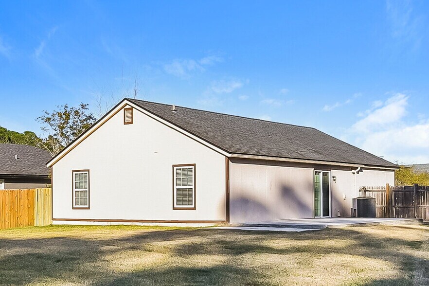 Building Photo - 2025 Hunters Trace Cir