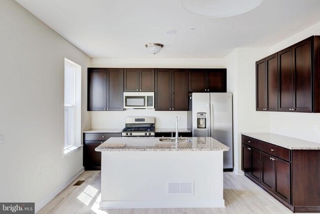 Building Photo - 29 Independence Ct