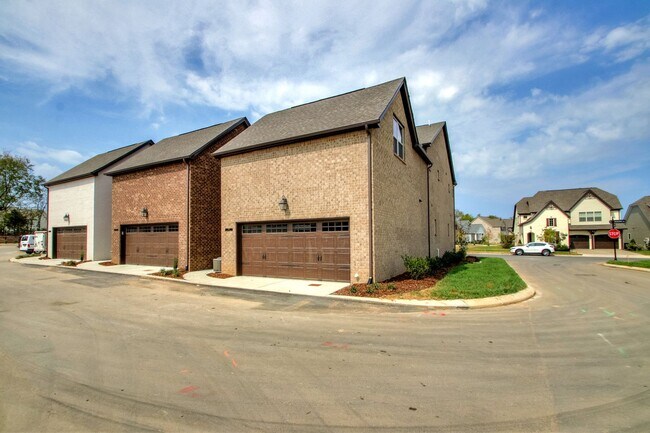 Building Photo - Resort Style Living in Franklin!