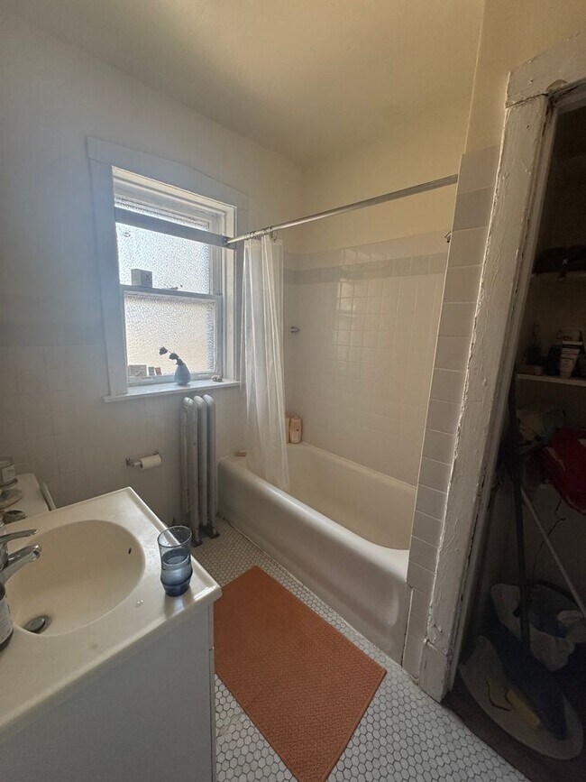 Building Photo - Lovely and Very Large Ravenswood Manor 1 BR