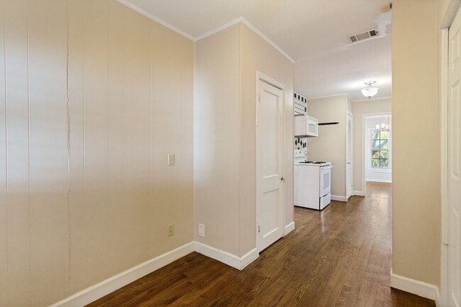 Building Photo - 313 Lilac Ln