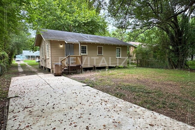 Building Photo - 2 Bed 1 Bath Home Close to Interstate Access!
