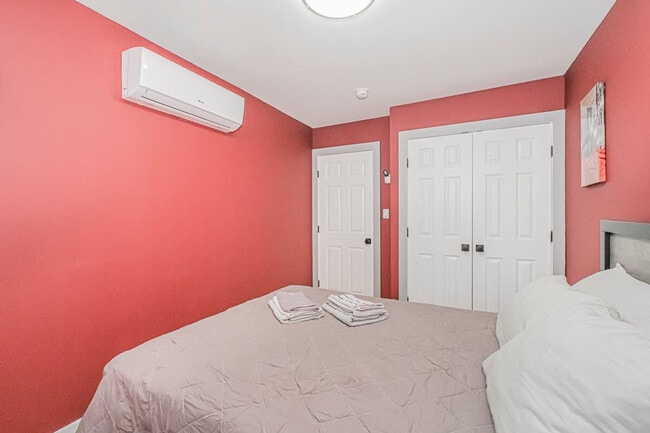 Building Photo - 479 Putnam Ave