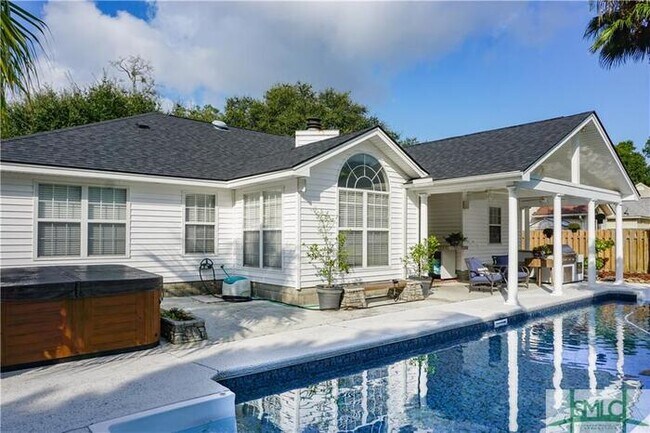 Building Photo - Wilmington Island Gem!