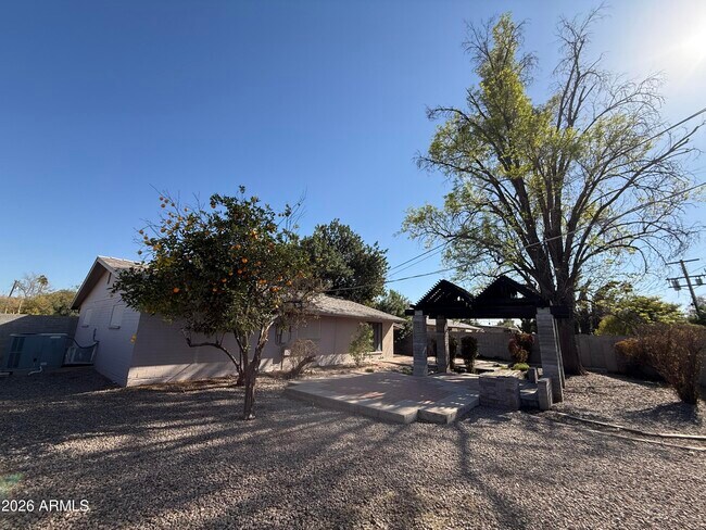 Building Photo - 2114 S La Rosa Dr