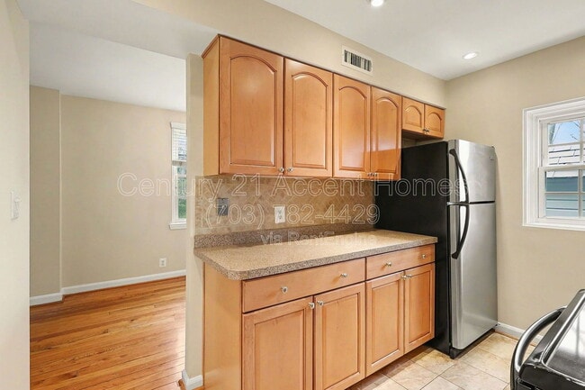 Building Photo - 3342 S Wakefield St