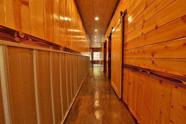 Building Photo - Rustic Home in Heart of Martin!