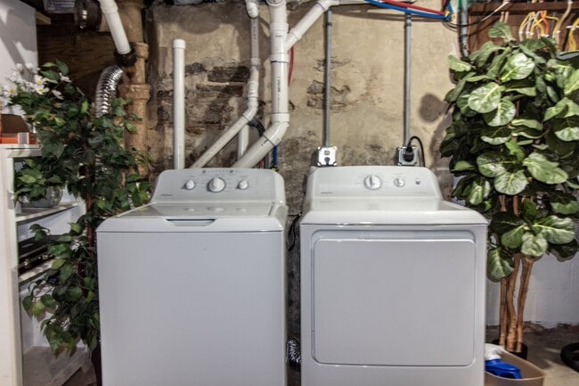 Building Photo - 714 N Broadway Ave