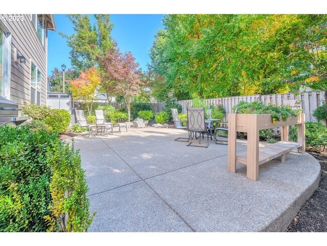 Building Photo - Large Beautiful 4 Bed, 2.5 Bath House!