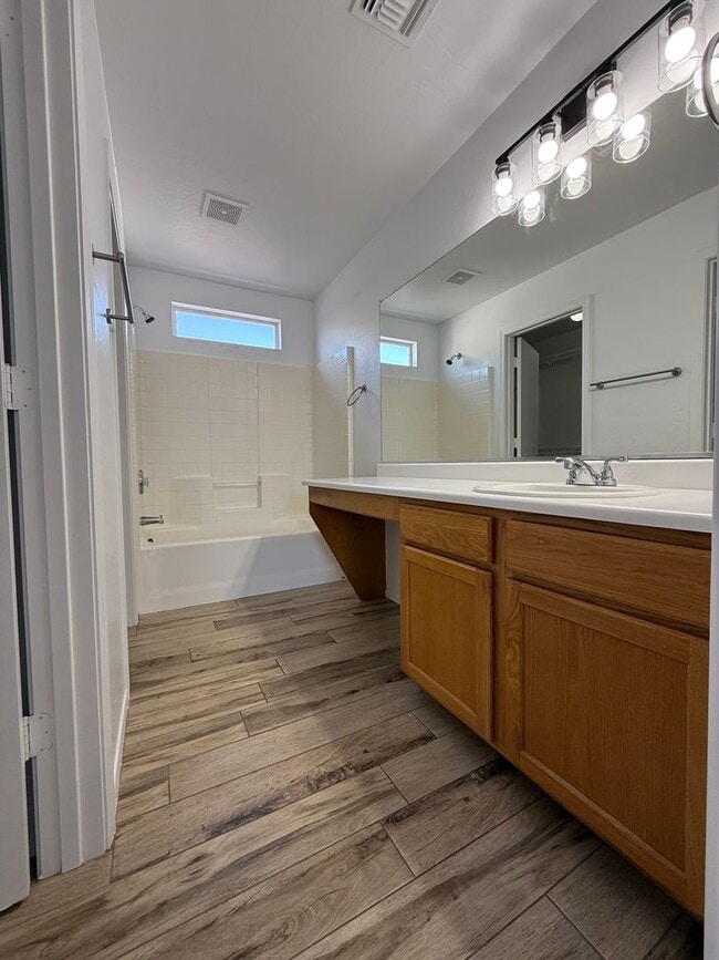 Building Photo - 51st Ave and Broadway, 3 bed, 2.5 bath, Fr...