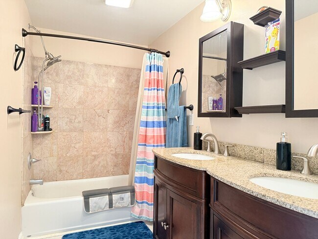 Building Photo - Modern Charm & Walkable Downtown Living in...