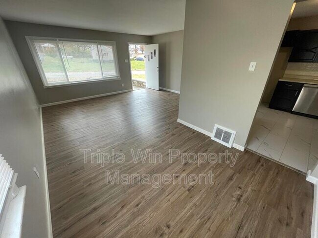 Building Photo - 5 Westdell Dr