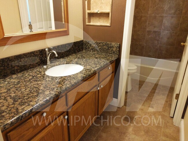 Building Photo - Cozy house