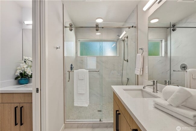 Building Photo - 105 NW 39th St